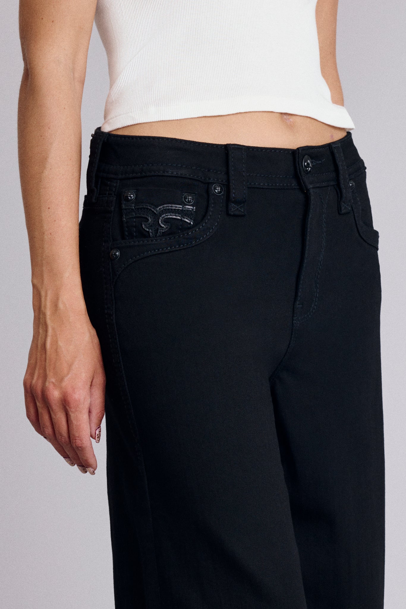 Alivia Oversized Wide-Leg Jeans in Black - Image 6