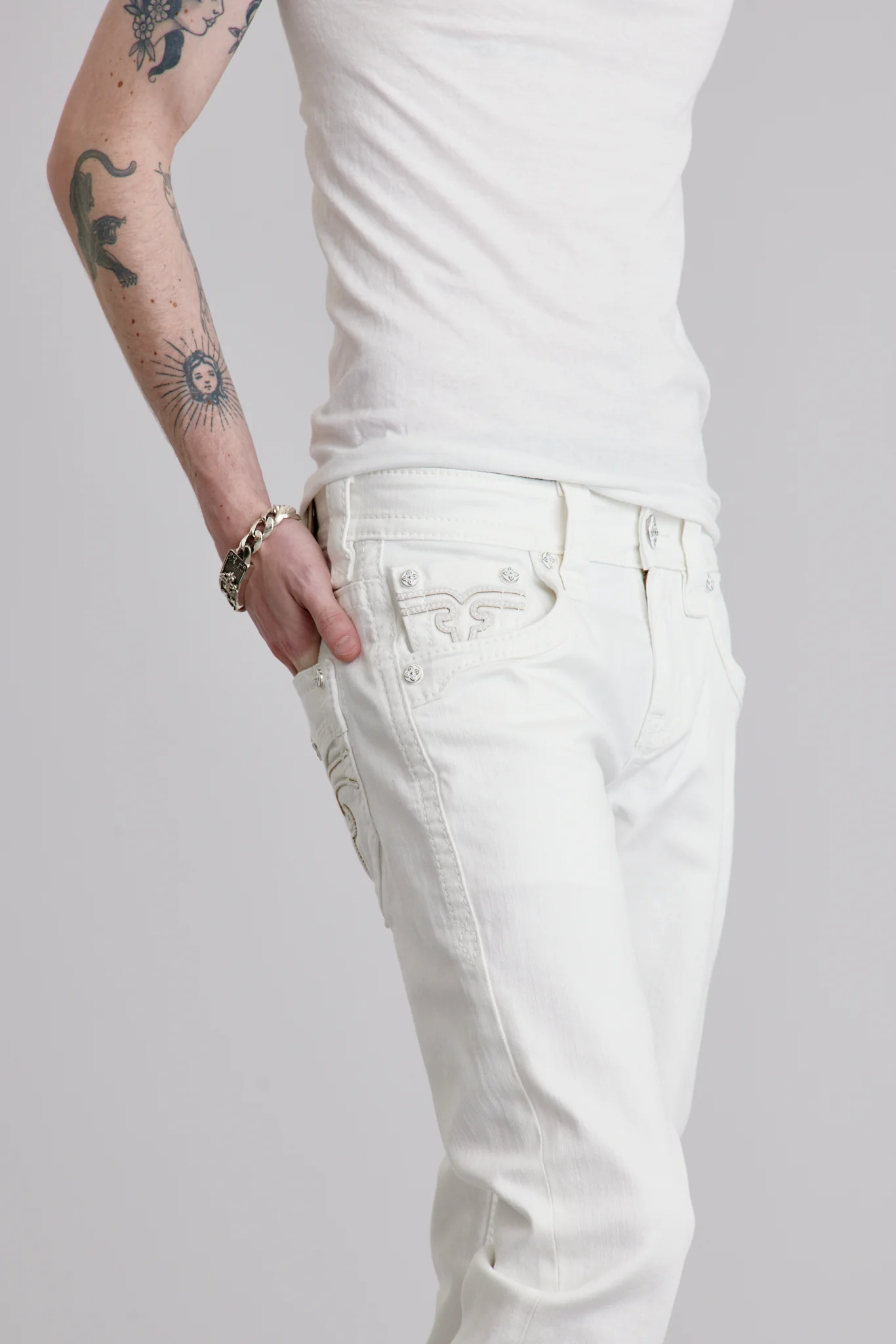 Arther Straight Jeans in White - Image 11