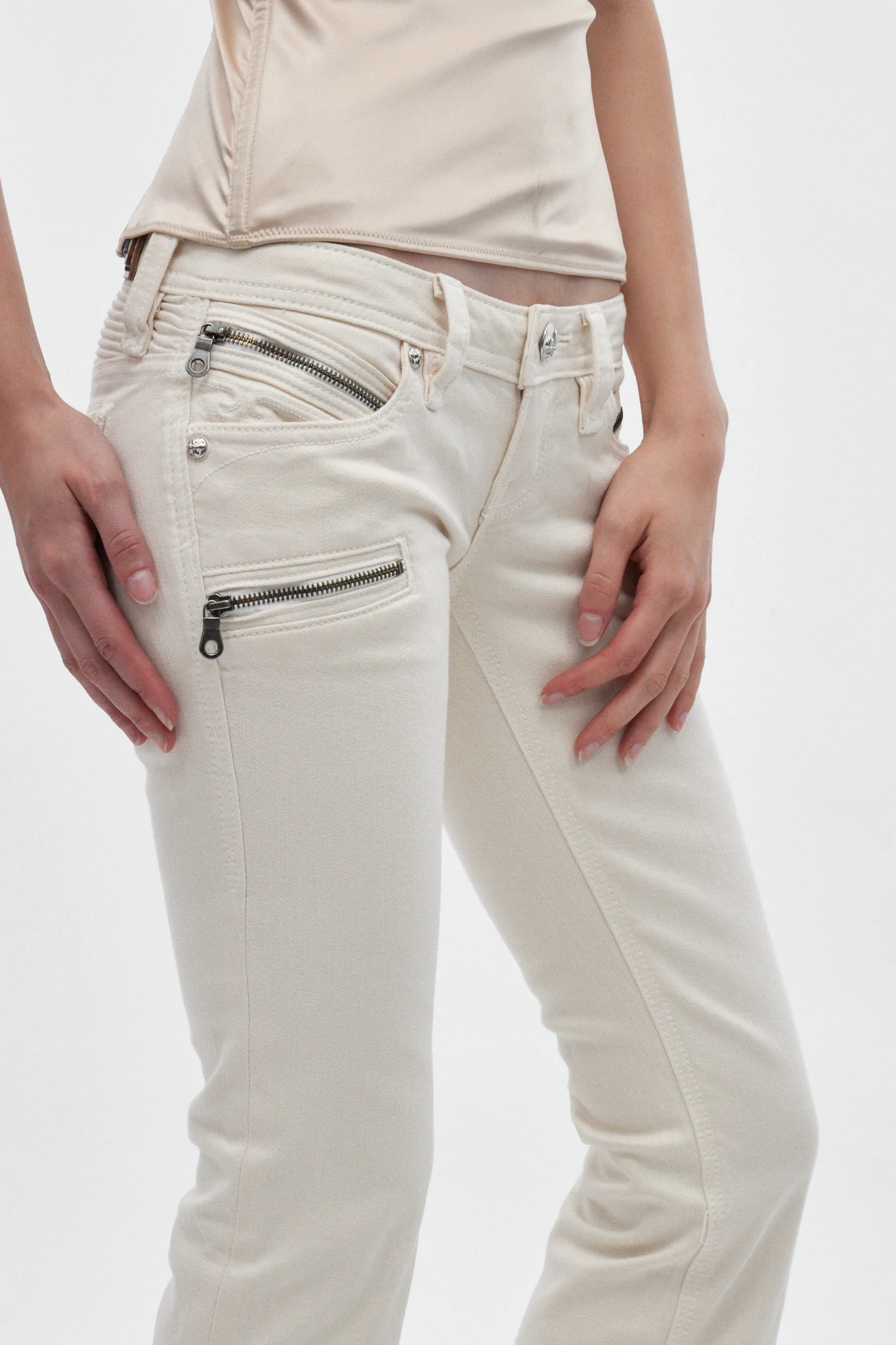Joplin Super Low-Rise Flare Jeans in White - Image 3