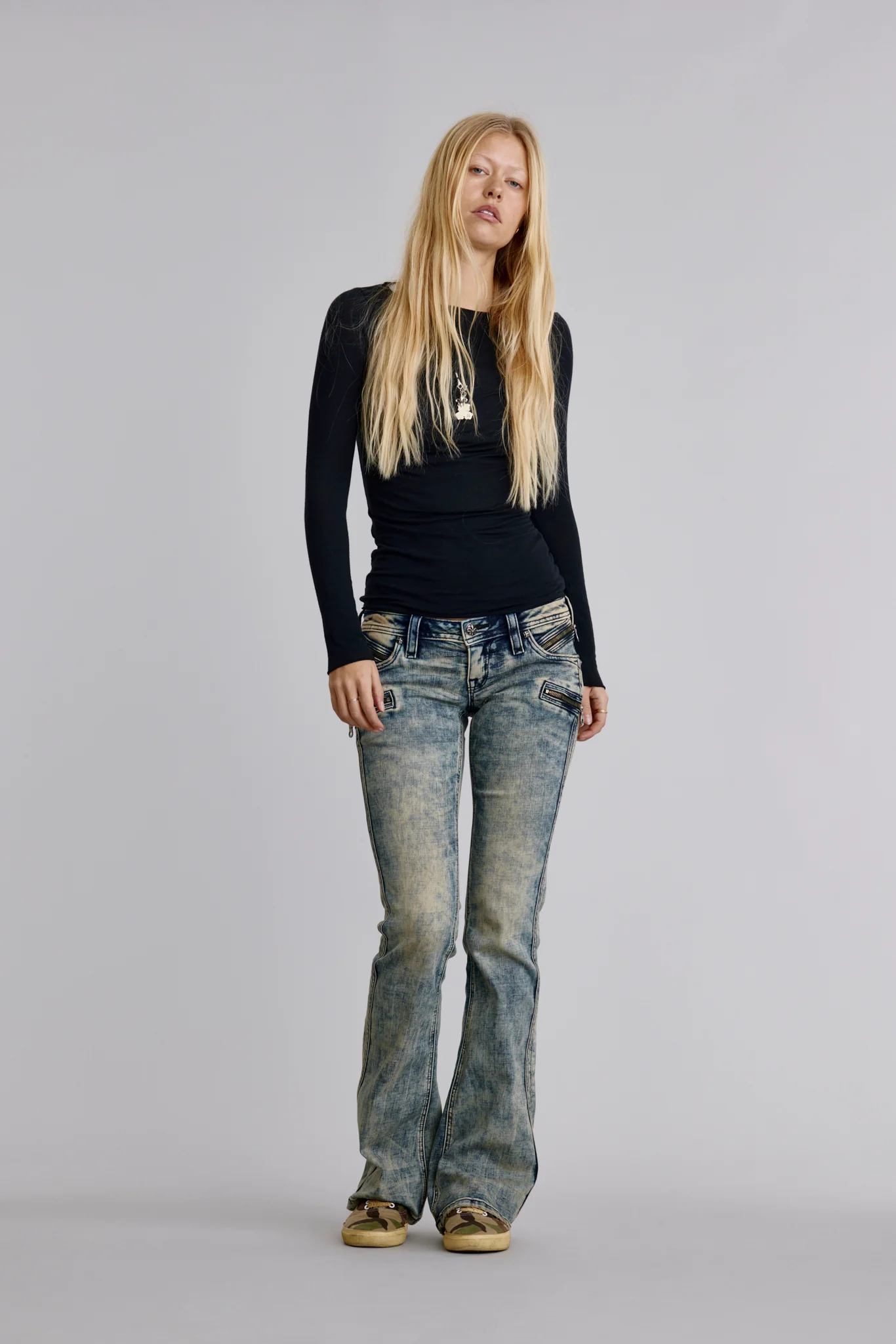 Kamil Super Low-Rise Moto Bootcut Jeans in Phantom - Image 5