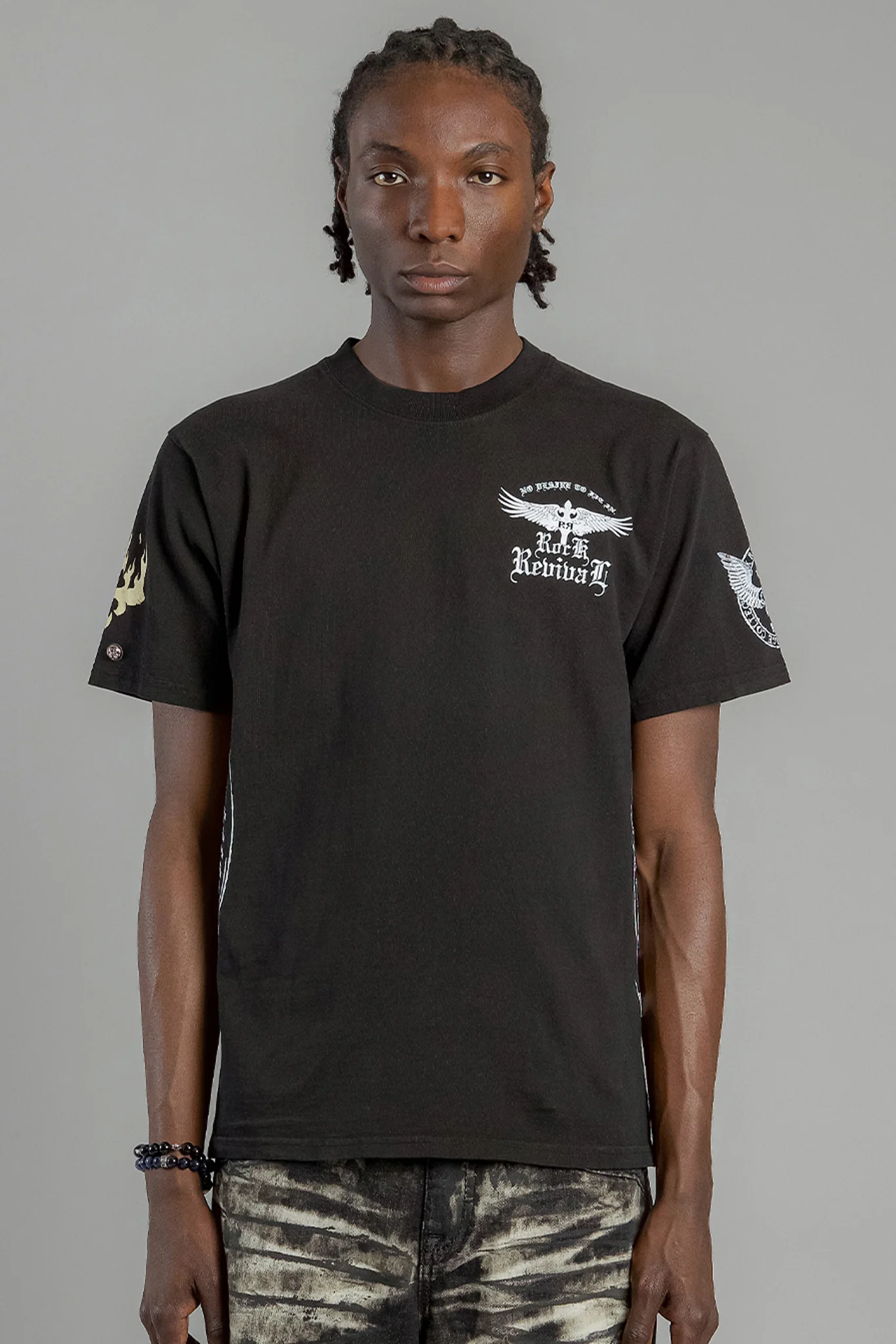 Winged Baroque Cross Graphic Tee in Black