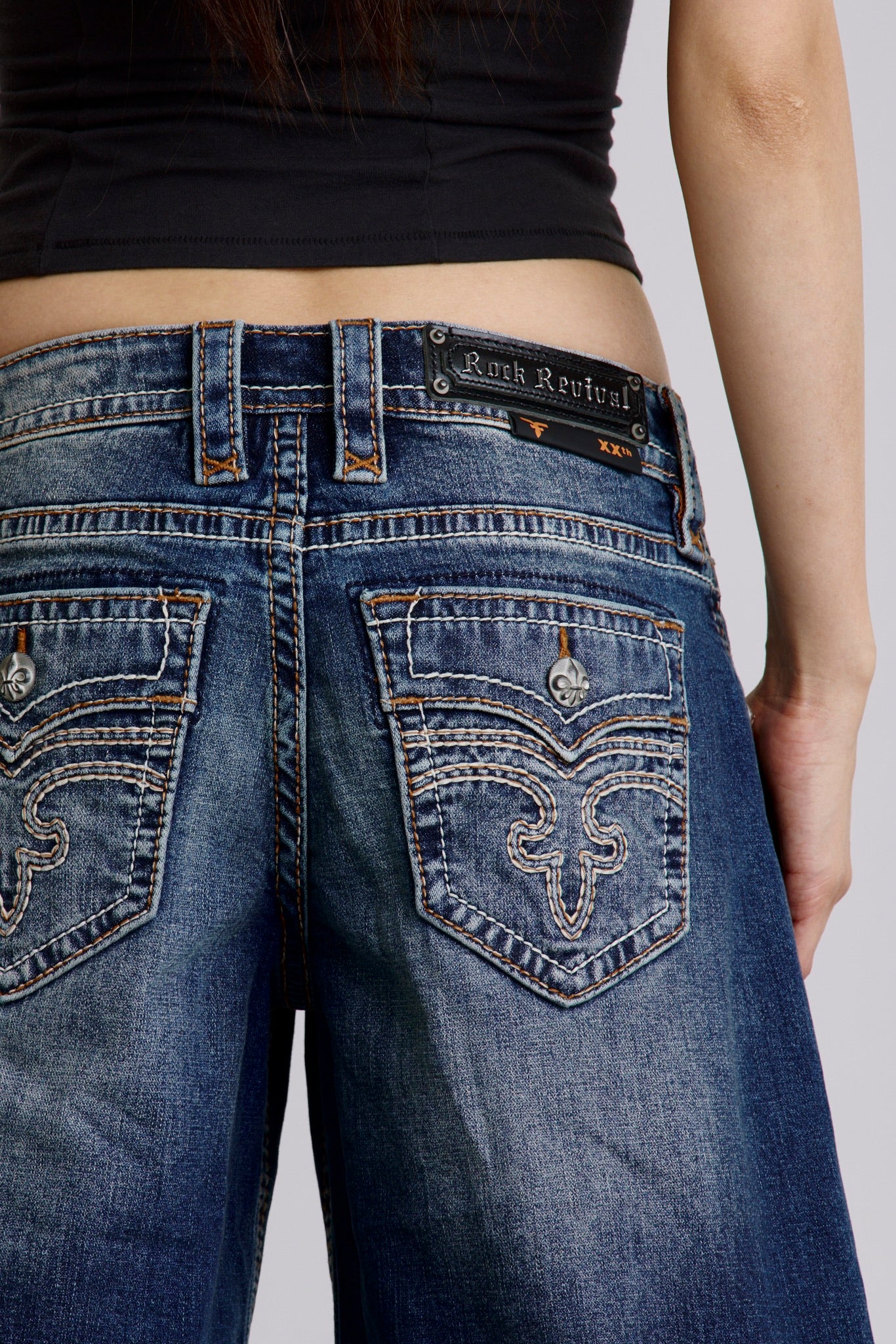 Titania Low-Rise Wide-Leg Jeans in Dark Wash - Image 4