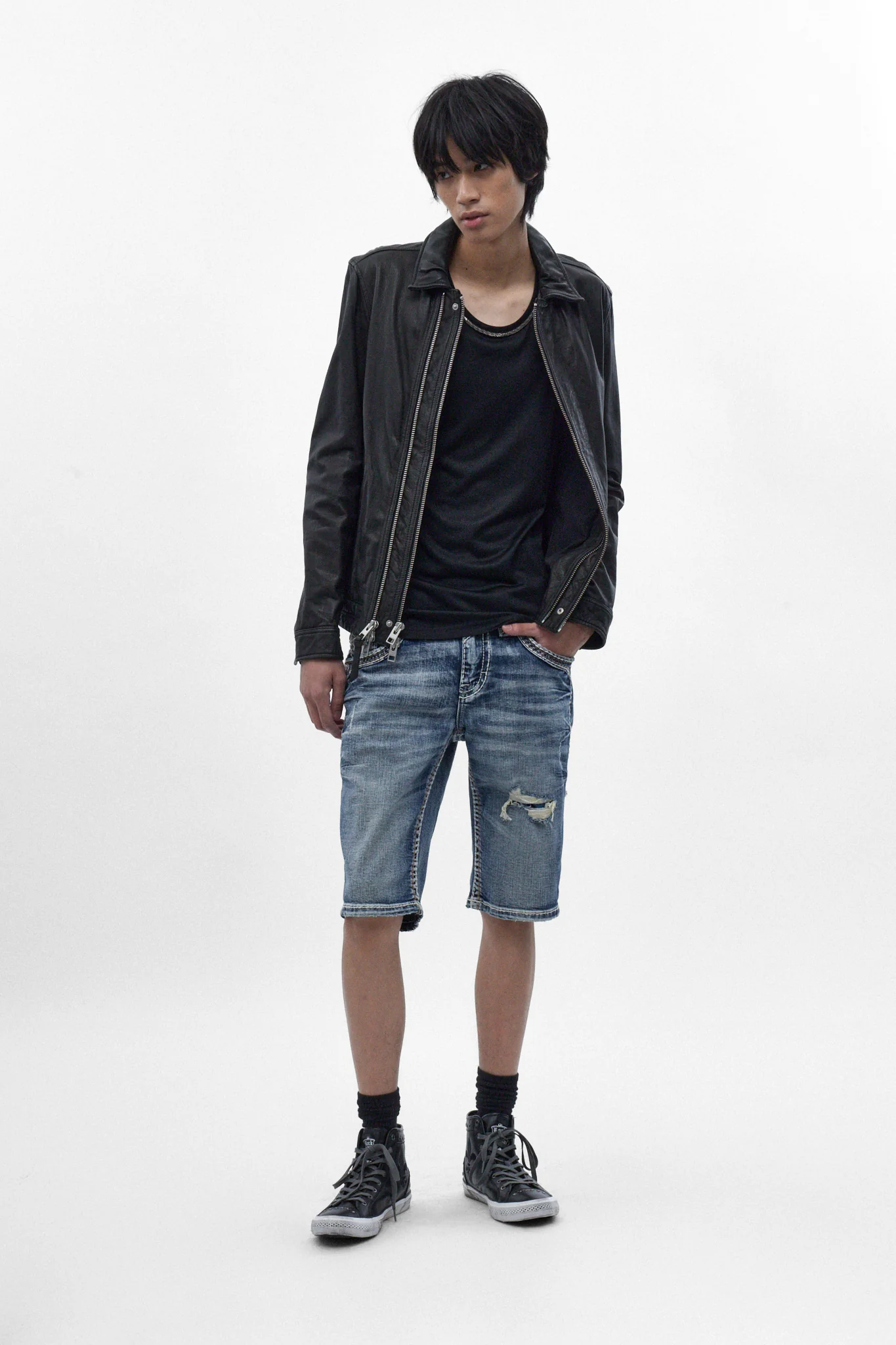 Zayn Denim Shorts in Medium Blue - Image 3