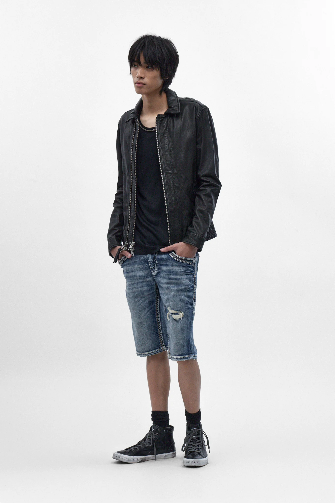 Zayn Denim Shorts in Medium Blue - Image 4